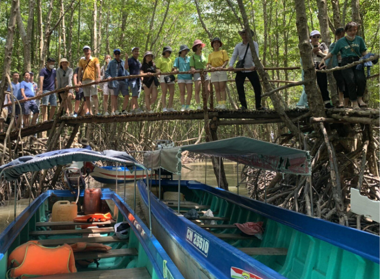 Cano di chuyển từ Năm Căn đến Đất Mũi Cà Mau Du khách đi cano từ Năm Căn ra Đất Mũi trong tour Đất Mũi Cà Mau